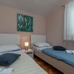 Daniela - Three Bedroom With Terrace Apartament